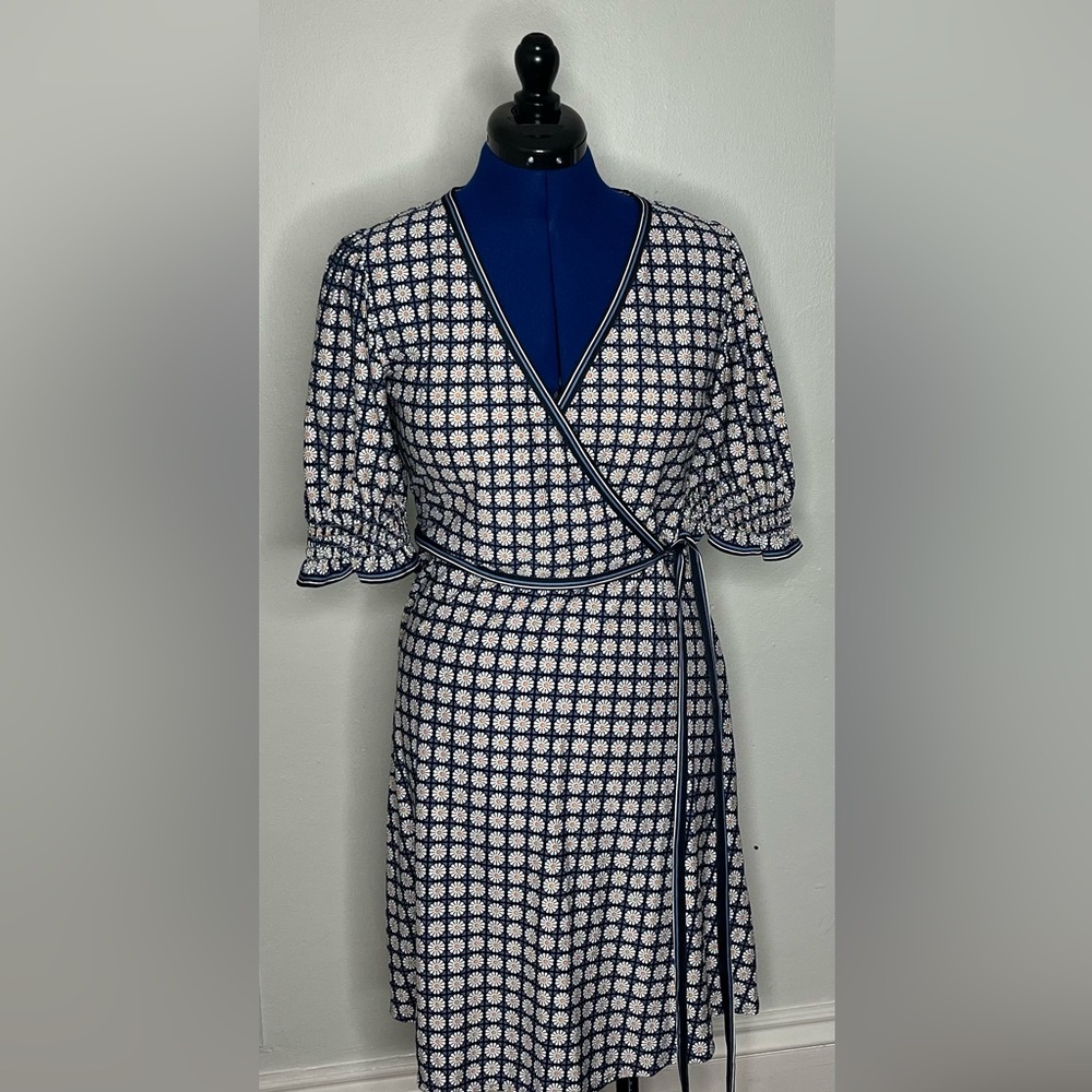 Max Studio faux wrap dress with daisies. Size small.